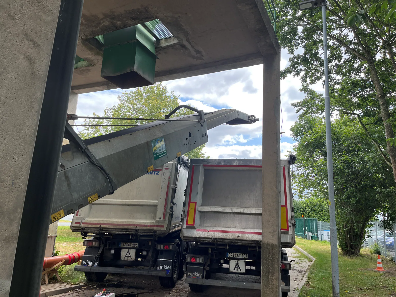 Feststoffaustrag über das Förderband in bereitgestellte Fahrzeuge.