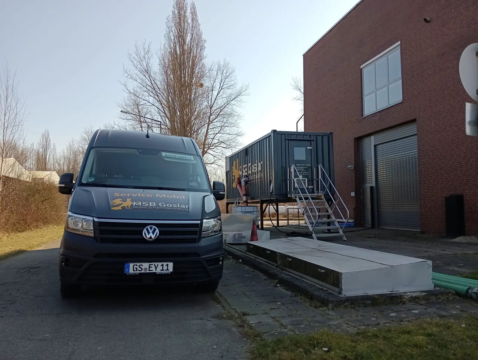 Mobile MSB-Containeranlage und Servicefahrzeug am industriellen Einsatzort.