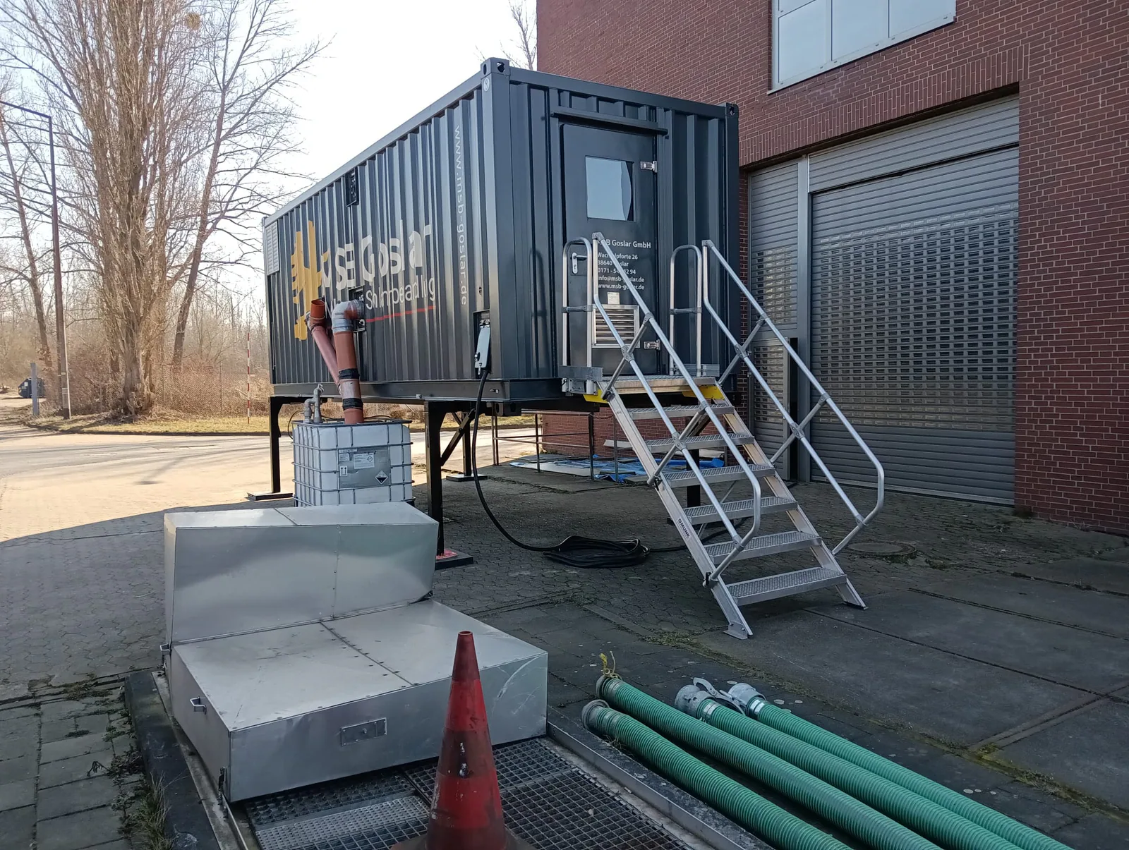 Zugang und Treppenanlage der mobilen Entwässerungseinheit.