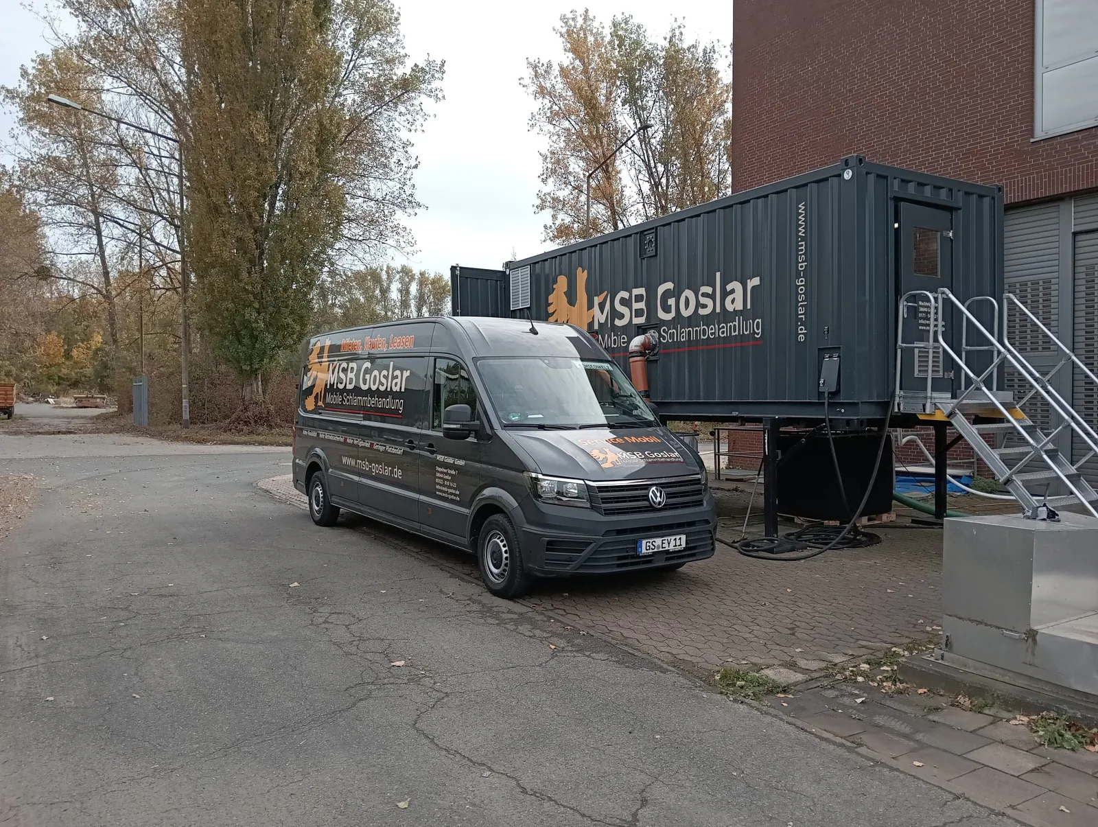 Gesamtansicht von Containeranlage und MSB-Servicefahrzeug.