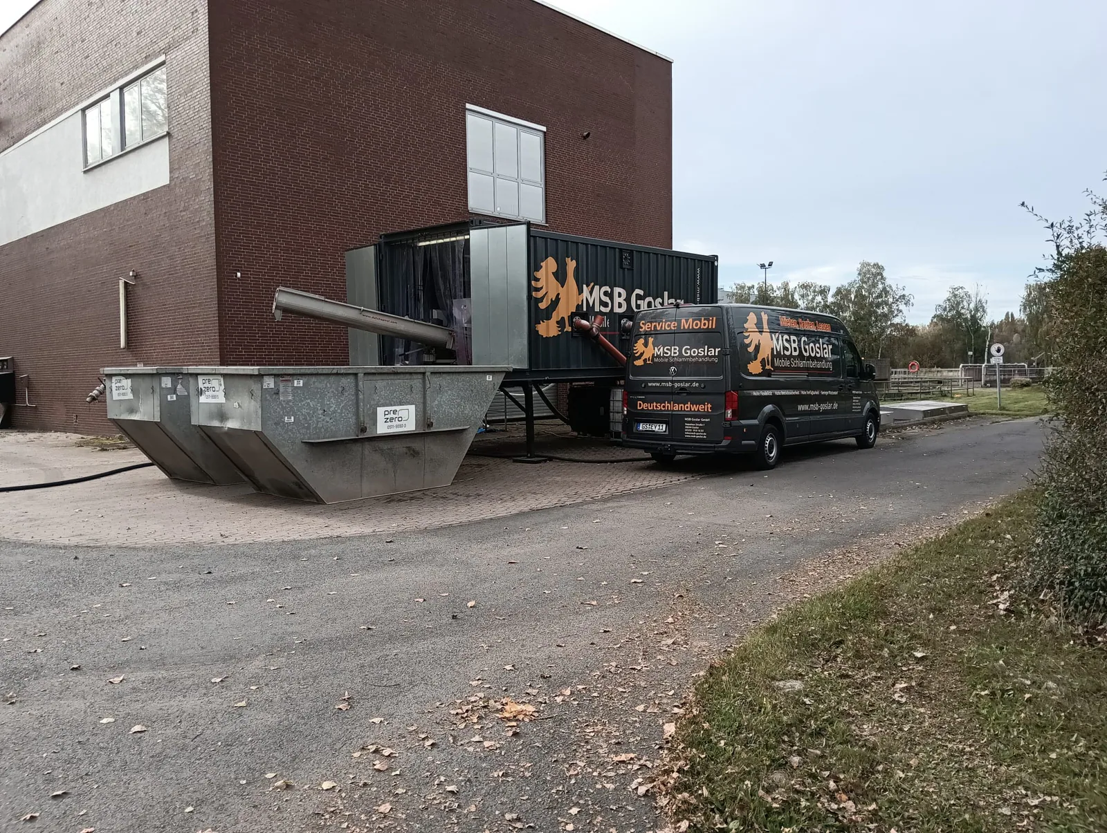 Mobile Anlage mit Austrags- und Bereitstellungsbereich.