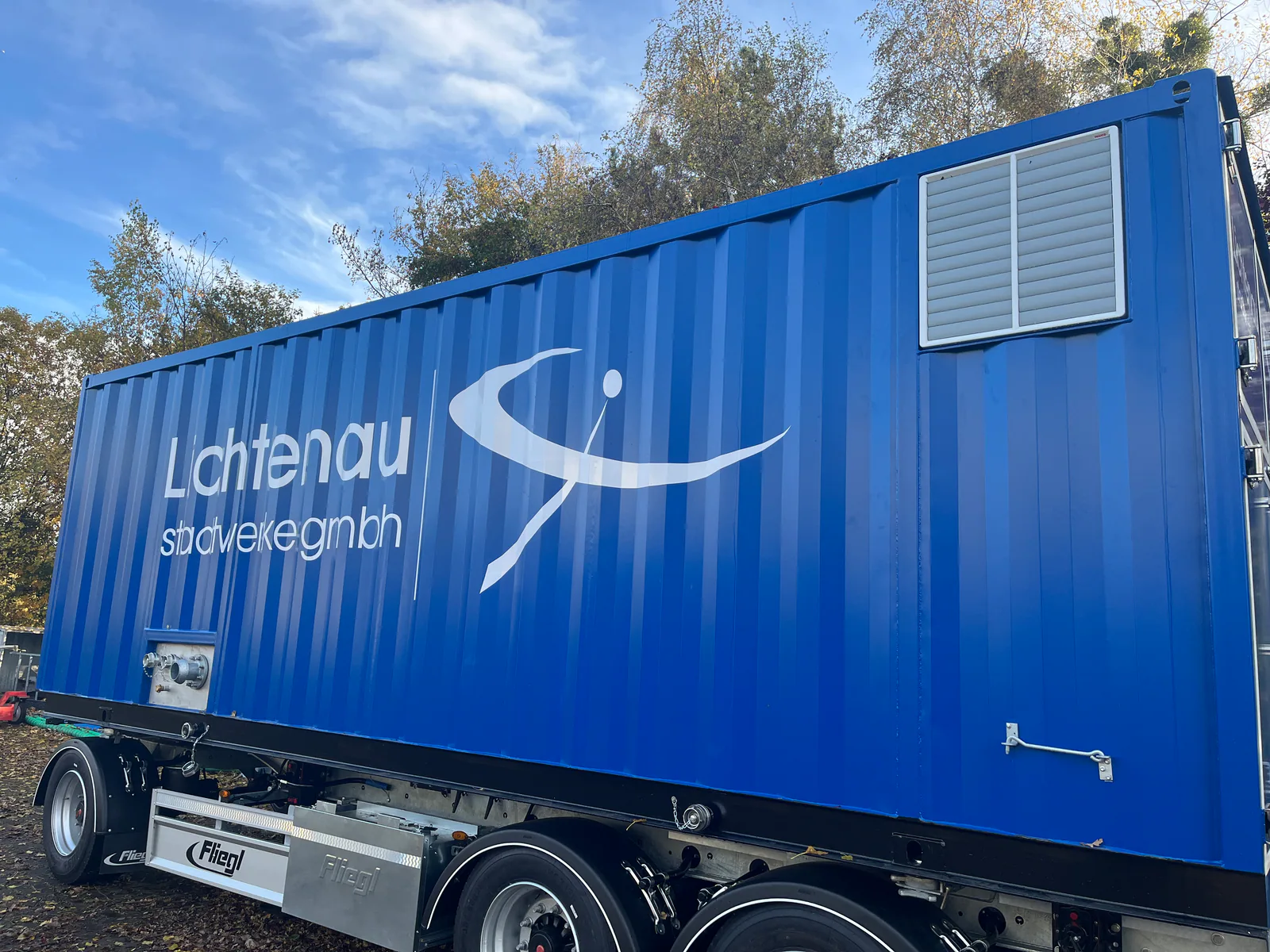 Mobile Containeranlage auf dem 3-Achs-Anhänger in der Gesamtansicht.