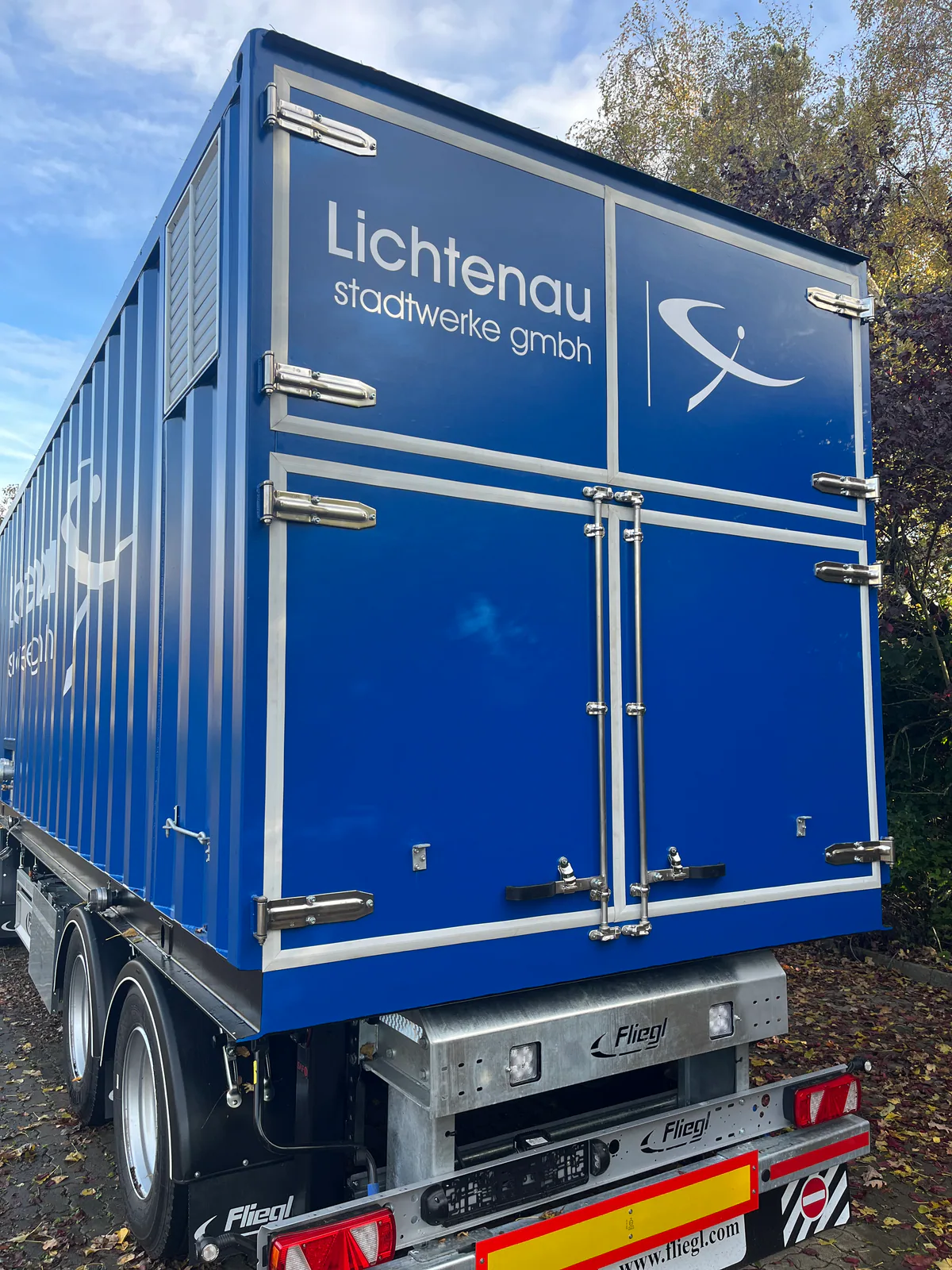 Heckansicht der Containeranlage auf dem 3-Achs-Fahrgestell.