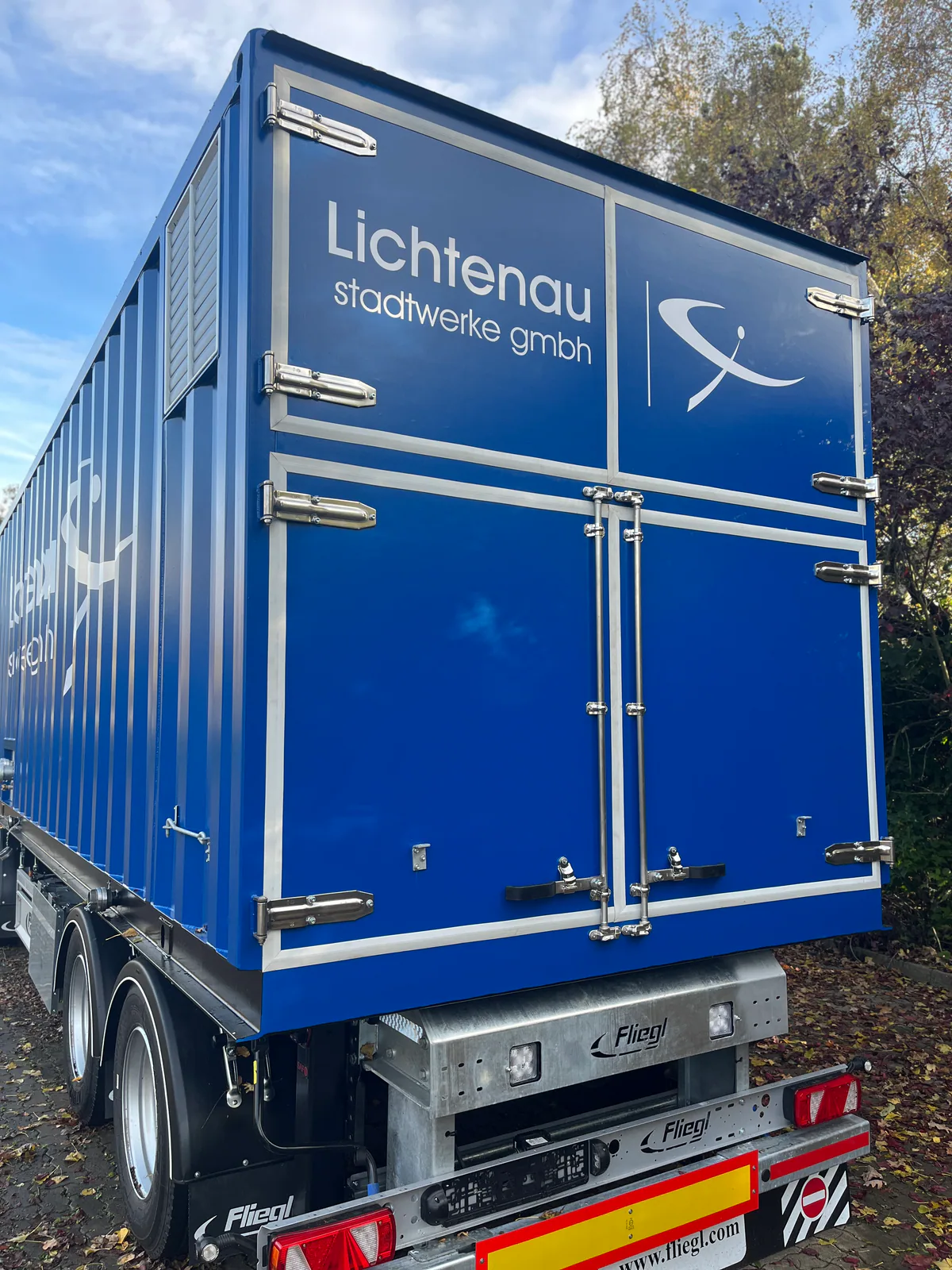 Heckansicht der mobilen Anlage.