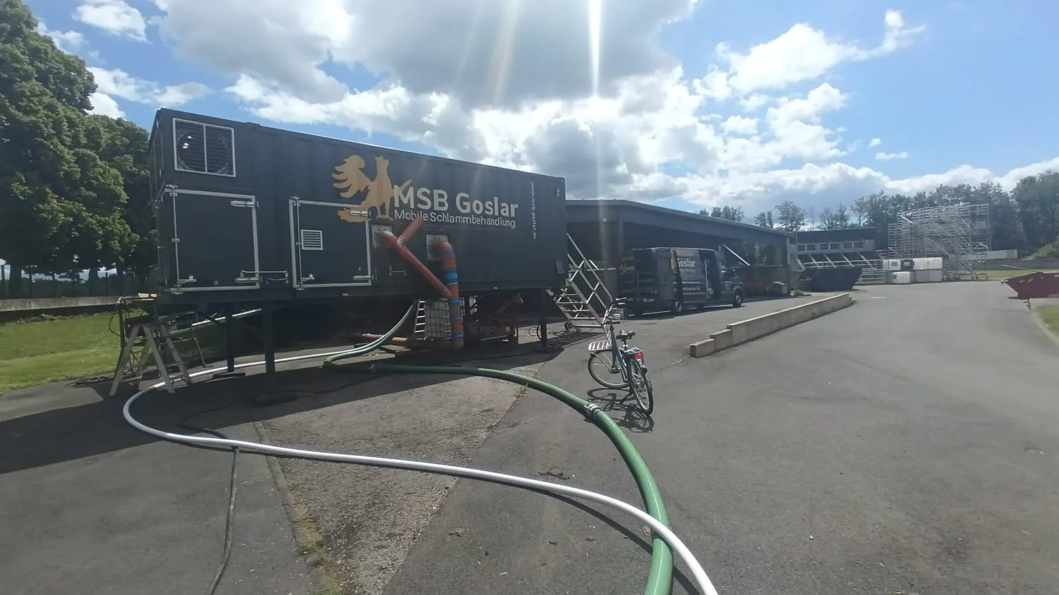 Mobile MSB-Containeranlage am Einsatzort der temporären Entwässerung.