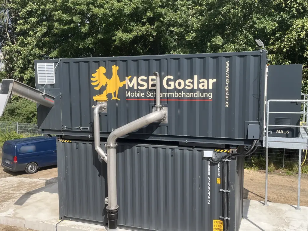 Zwei übereinander angeordnete MSB-Containeranlagen zur mobilen Faulschlammentwässerung in Schleswig-Holstein im PLZ-Gebiet 245xx