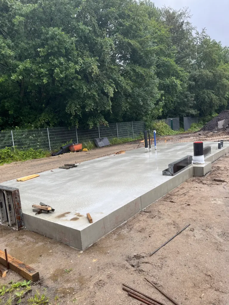 Vorbereitete Fundament- und Anschlussfläche für MSB-Containeranlagen in Schleswig-Holstein im PLZ-Gebiet 245xx